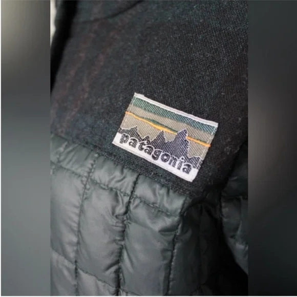 Patagonia Rare Recycled Down Hooded Coat Carbon
Green Medium - Picture 13 of 17